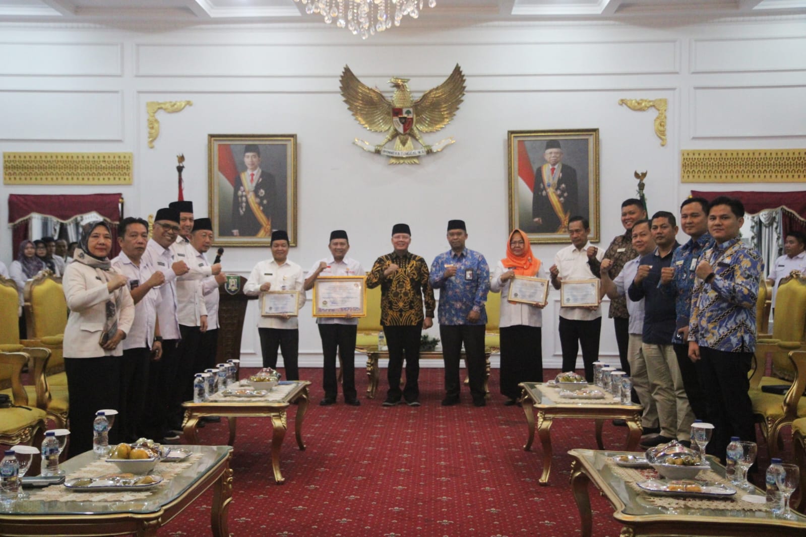 Foto Bersama: Gubernur Bengkulu usai Raih Penghargaan Pelayanan Publik Zona Hijau