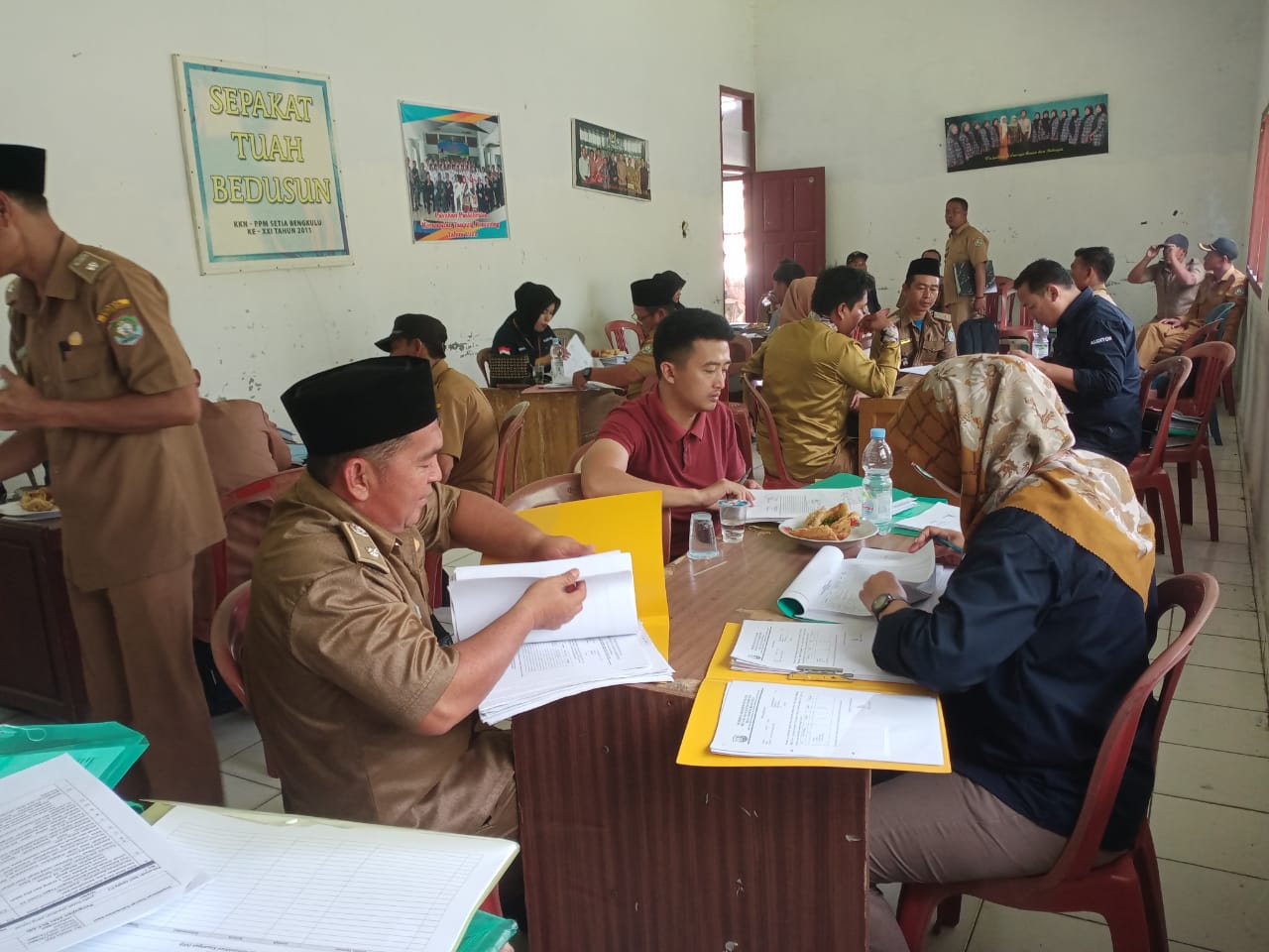 Para Kades saat sedang diperiksa Inspektorat
