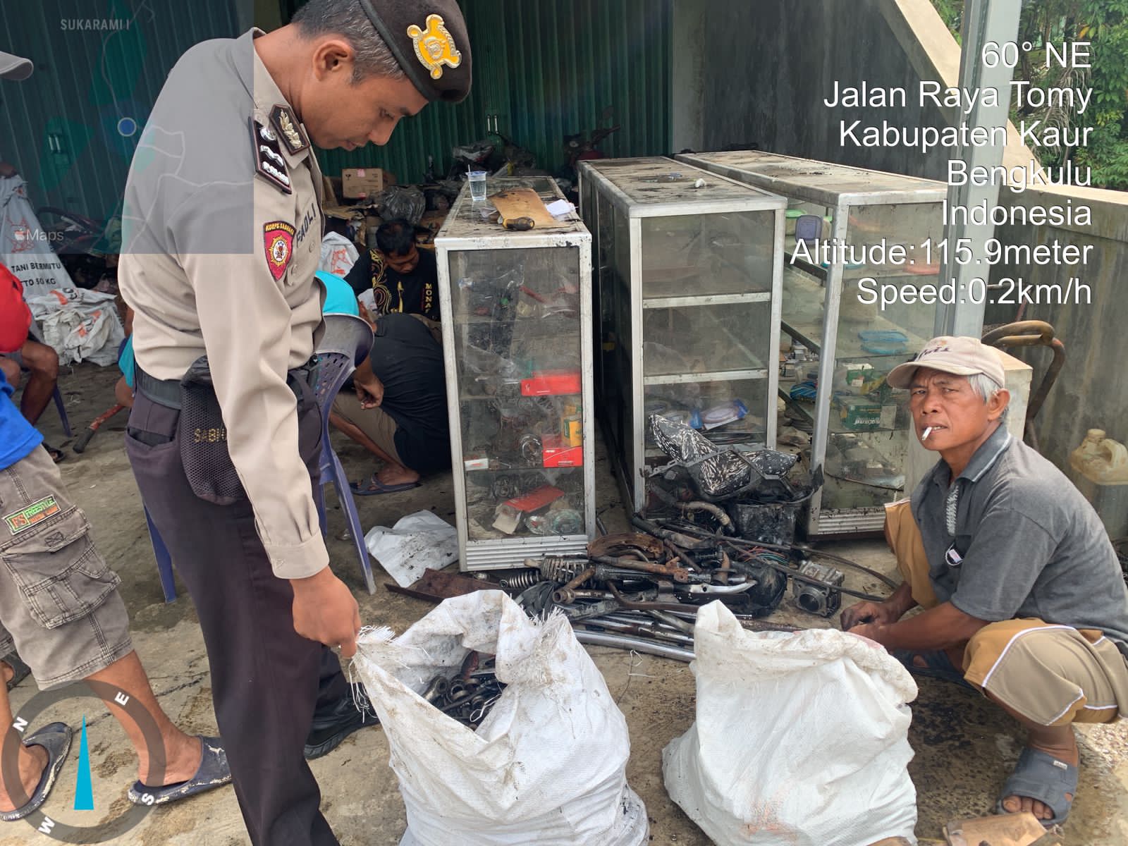 Polisi sedang melihat kondisi tempat kejadian konsleting listrik
