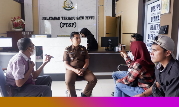 Kasi Intel Kejari Bengkulu Selatan Hendra Catur Putra SH saat diwawancarai media