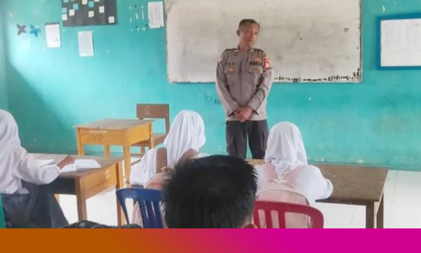 Police Go To School, Polsek Kaur Utara Sehari Jadi Guru Di Sekolah