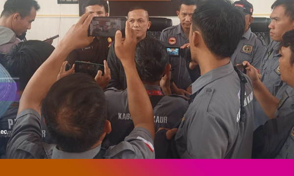 Wartawan bersama Kajari Kaur