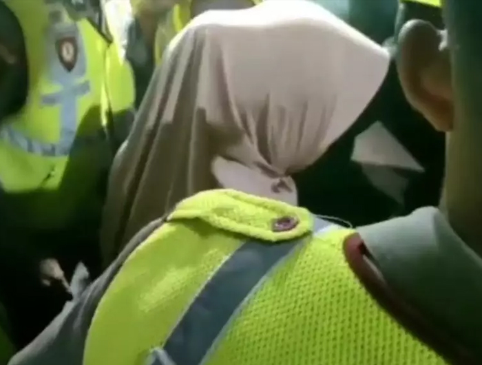 Digembok warga di balai desa karena dinilai memiliki kinerja yang buruk, seorang kepala desa (kades) di Buduran Sidoarjo, Jawa Timur terpaksa dievakuasi polisi, Rabu, 24 Mei 2023.