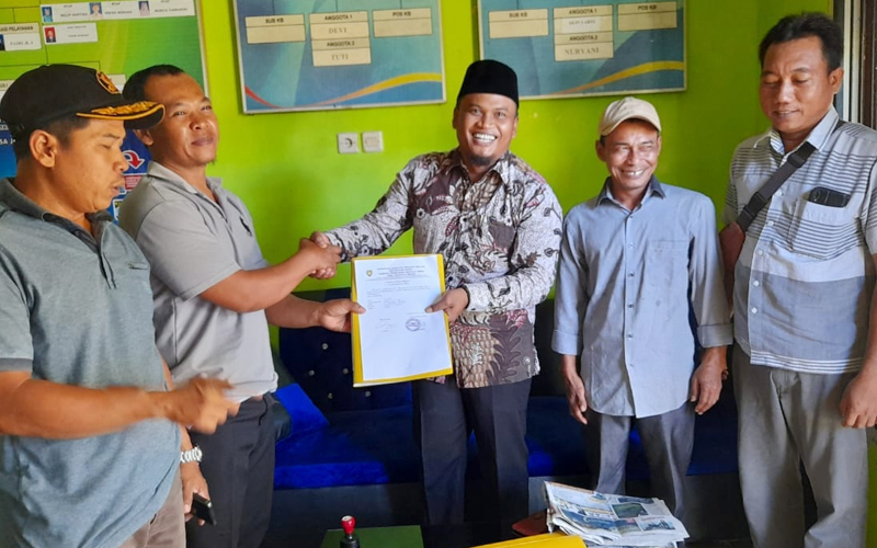 Junali (Tengah Baju Batik) - Calon Kades Jeranglah Rendah, Kecamatan Manna, Bengkulu Selatan