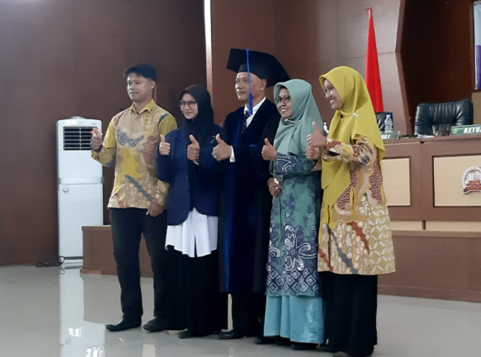 Dr. KH. Abdullah Munir Bersama keluarga, foto bersama usai sidang terbuka promosi doktoral
