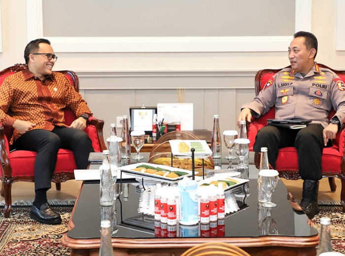 Menteri PANRB Abdullah Azwar Anas saat bertemu dengan Kapolri Jenderal Listyo Sigit Prabowo