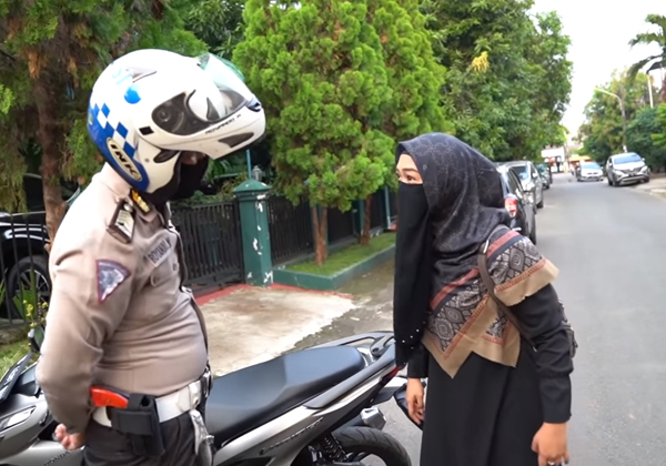 Ilustrasi - Pengendara Motor Ditilang Polisi