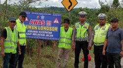 Cegah Kecelakaan, Satlantas Pasang Spanduk Peringatan di Lokasi Rawan Longsor