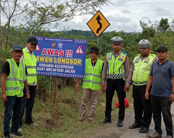 Cegah Kecelakaan, Satlantas Pasang Spanduk Peringatan di Lokasi Rawan Longsor