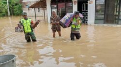 Sedang melaksanakan evakuasi