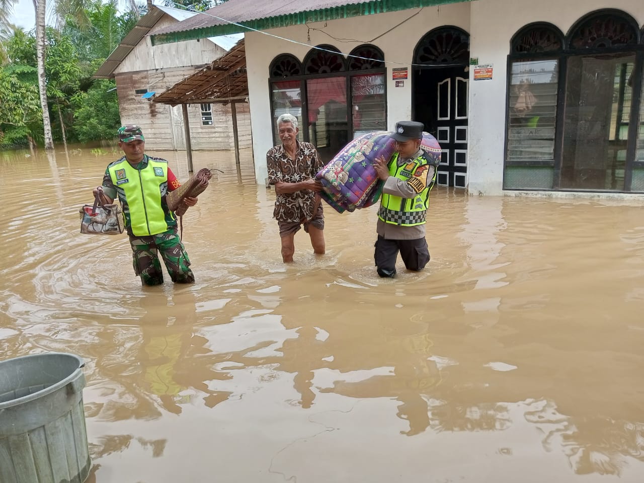 Sedang melaksanakan evakuasi