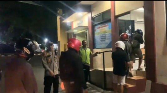 Tujuh pasangan tak resmi yang terjaring razia penyakit masyarakat di rumah kos Singocandi digelandang ke Polsek Kota, Kudus.