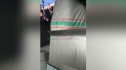 sejumlah barang medis hazmat yang diangkut dalam mobil ambulans pelat merah milik salah satu Puskesmas di Surabaya. (Dok/nusantaramails.com)