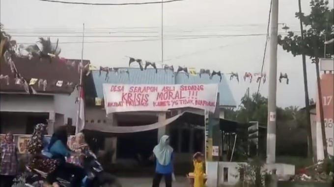Balai Desa Serapuh Asli Digantungi Bra, Masyarakat Bilang Desa Sudah Krisis Moral karena Perilaku Kades