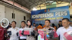 Kepala Kepolisian Sukabumi Kota, AKBP Rita Suwadi, saat memperlihatkan barang bukti dalam kasus Live Streaming Pornografi