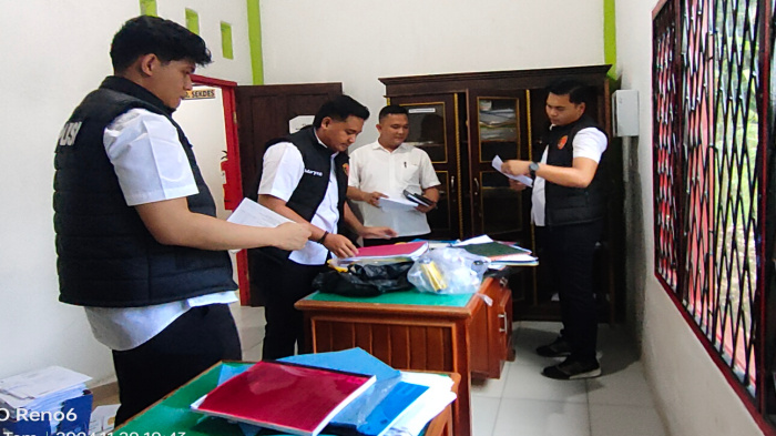 Penggeledahan Kantor desa Jeranglah Tinggi dipimpin langsung KasaT Reskrim AKP Doni Juniansyah, Kanit Tipidkor dan didampingi Camat Manna Arif Gunawan