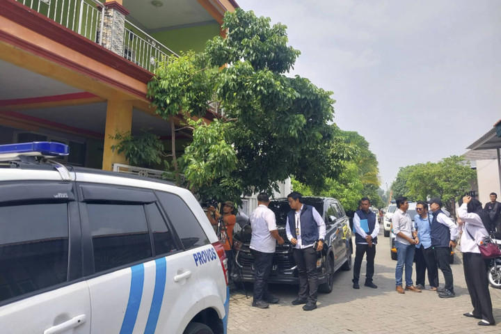 BNNP Jatim menggeledah salah satu rumah milik anggota polisi di Perumahan Taman Indah Regency Blok BB-10, Kecamatan Taman, Sidoarjo