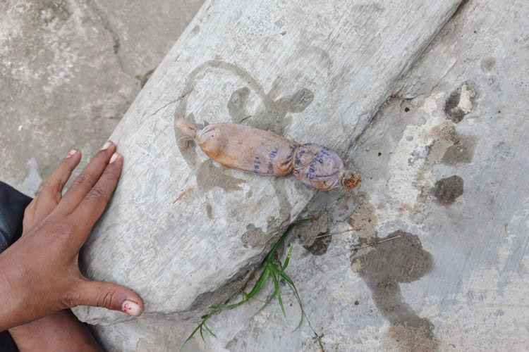Boneka pocong yang didalamnya terdapat nama-nama anggota Bawaslu Papua Barat Daya.