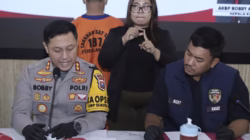 Kapolres Lamongan AKBP Bobby Condroputro - kiri dan Kasatreskrim Polres Lamongan AKP Rizky Ahmad Kurniadi saat konferensi pers kasus pembunuhan di Lamongan. Foto-Dok. Polres Lamongan