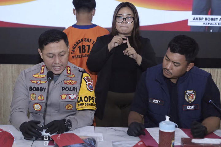 Kapolres Lamongan AKBP Bobby Condroputro - kiri dan Kasatreskrim Polres Lamongan AKP Rizky Ahmad Kurniadi saat konferensi pers kasus pembunuhan di Lamongan. Foto-Dok. Polres Lamongan