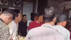 Korban pengeroyokan dibawa kerumah duka