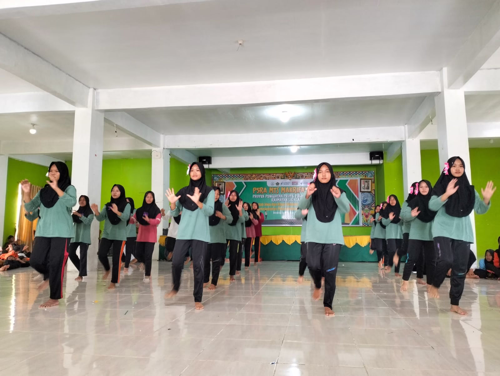 Senam Indonesia Hebat - MTs Makrifatul Ilmi Bengkulu Selatan