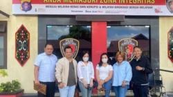 Windu saat mendampingi AS saat melapor ke Ditreskrimum Polda Kalteng, terkait kasus lepecehan