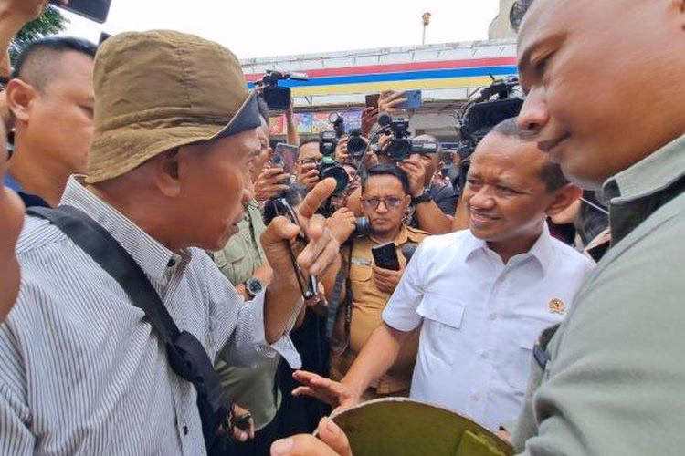 Effendi (Kiri) meluapkan emosi permasalahan gas LPG 3 kg ke Menteri ESDM Bahlil Lahadalia