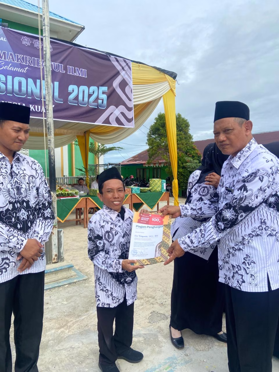 Ustaz Liza Wahyuninto, M.H.I saat menerima penghargaan