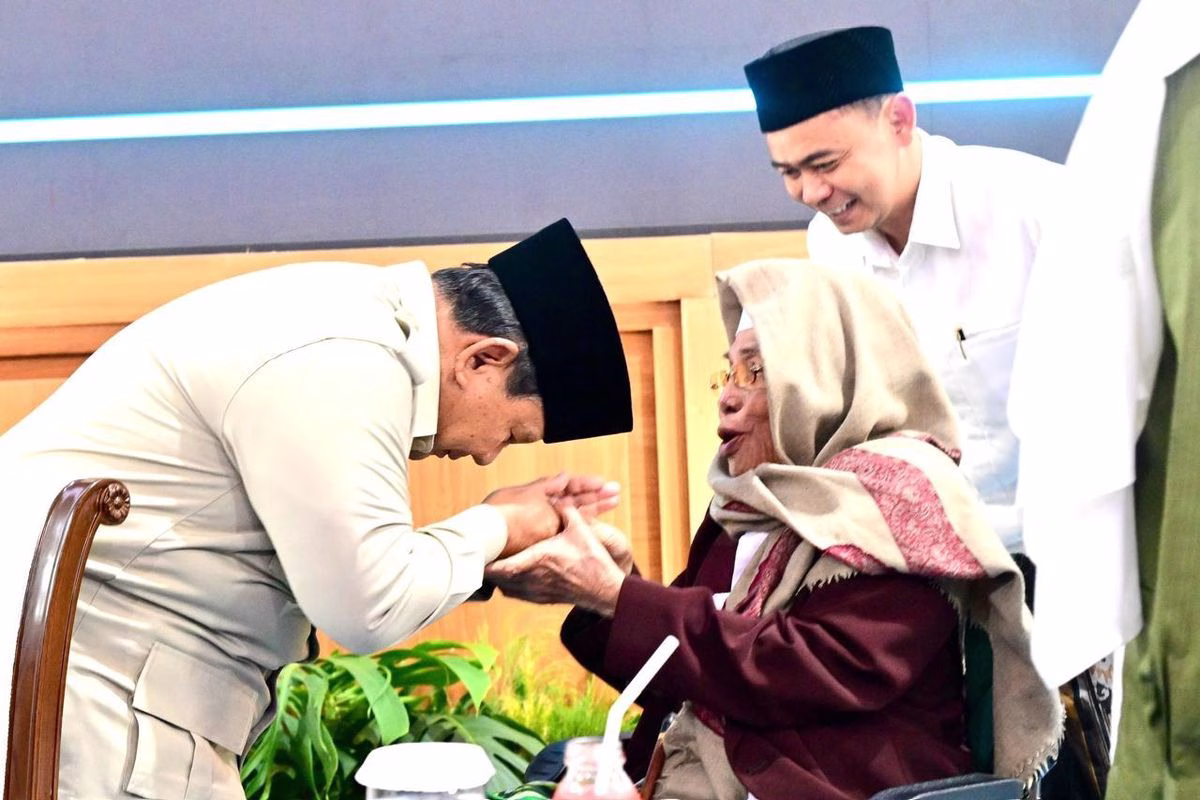 Prabowo Cium Tangan Pengasuh Ponpes Al Falah Kediri - foto aset kompas